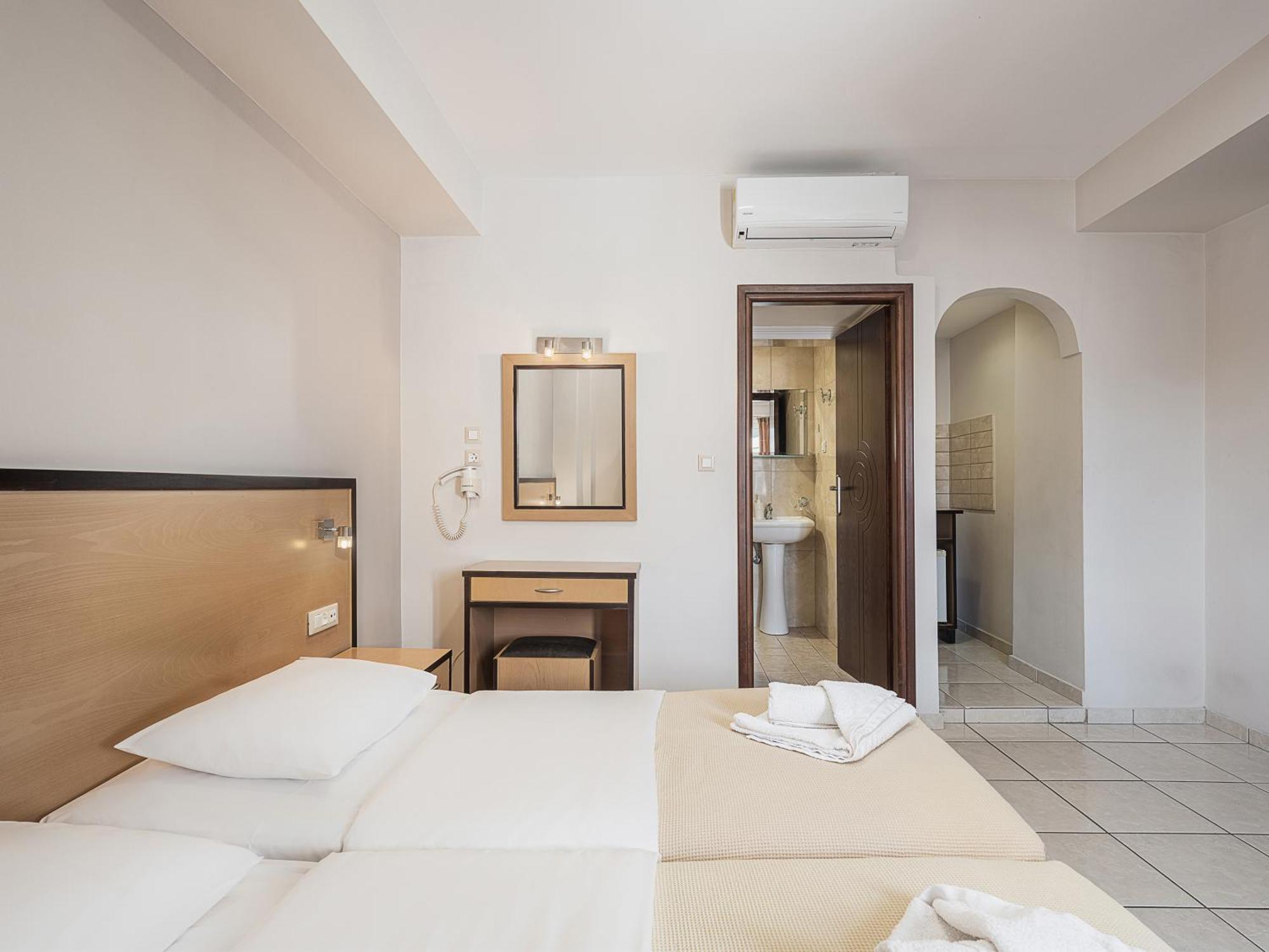 Theofilos City Hotel Chrissi Akti Chania Exterior foto