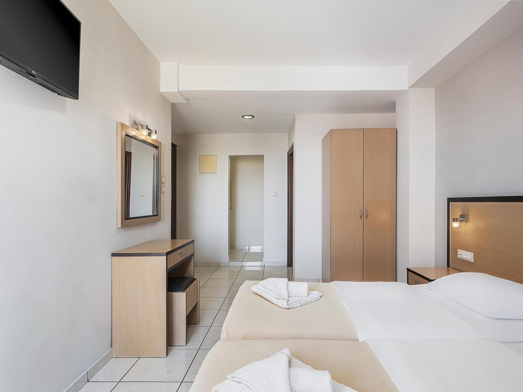 Theofilos City Hotel Chrissi Akti Chania Exterior foto